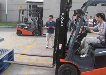 操作叉車前檢查、避讓障礙物、叉車倒車行駛要求、叉車停車放置及行為規(guī)范。